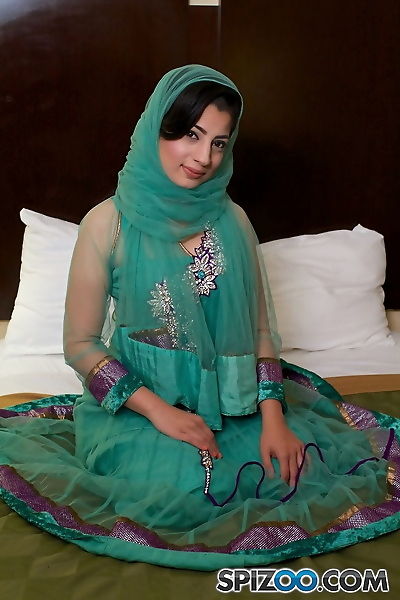 etnik Kız Nadia Ali Şeritler